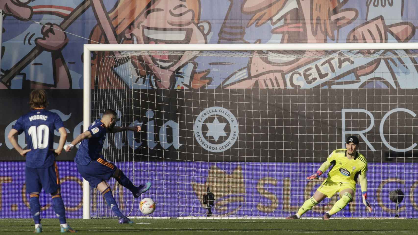 Karim Benzema marca su segundo gol de penalti al Celta de Vigo