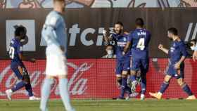 Karim Benzema celebra su segundo gol de penalti al Celta de Vigo