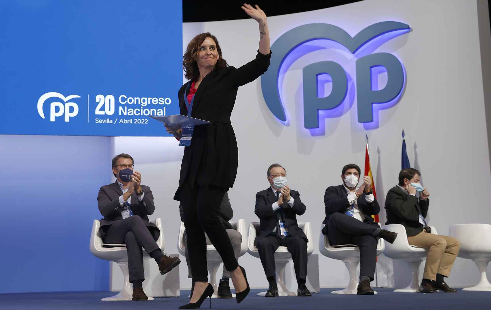 Isabel Díaaz Ayuso se dirige al atril, ante los otros cinco presidentes autonómicos del PP, entre ellos, Feijóo.