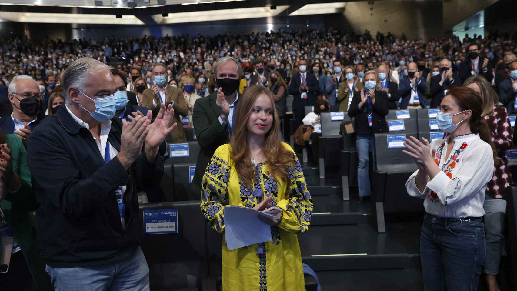 Lisa Yasko, diputada ucraniana del partido de Volodímir Zelenski, aplaudida por Esteban González Pons y los compromisarios del XX Congreso del PP.