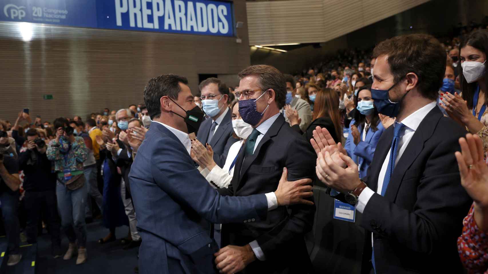 Juanma Moreno saluda a Alberto Núñez Feijóo, junto a Pablo Casado y Mariano Rajoy.