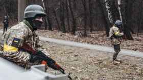 Un soldado del ejército ucraniano observa su posición, a 6 de marzo de 2022, en Irpin, región de Kiev (Ucrania).