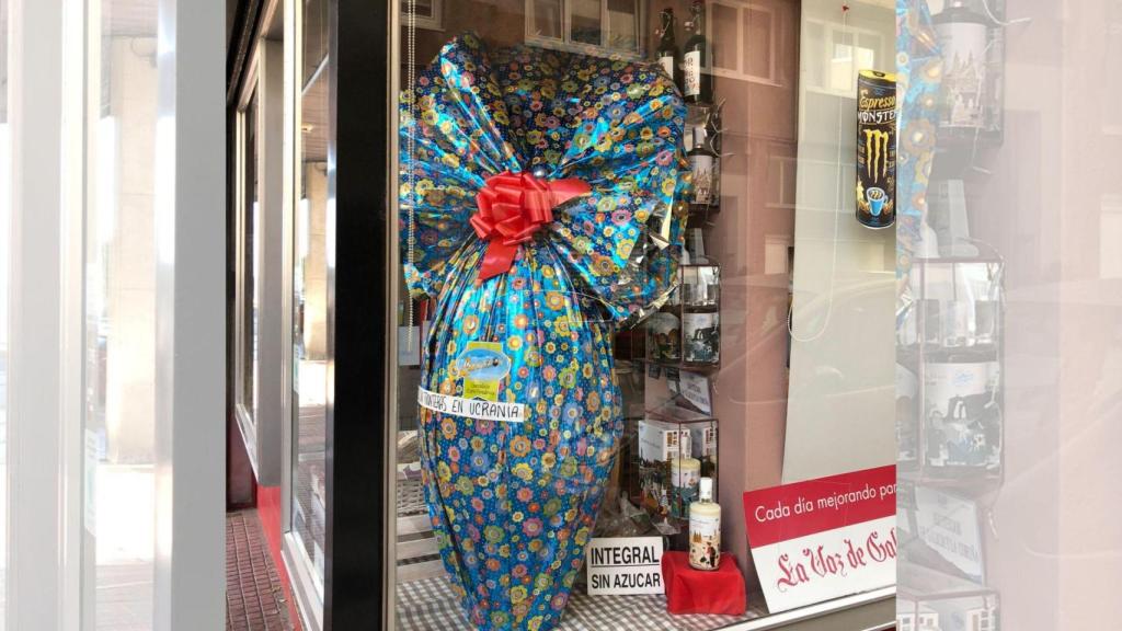 Huevo de Pascua de 10 kilos en el escaparate de la panadería