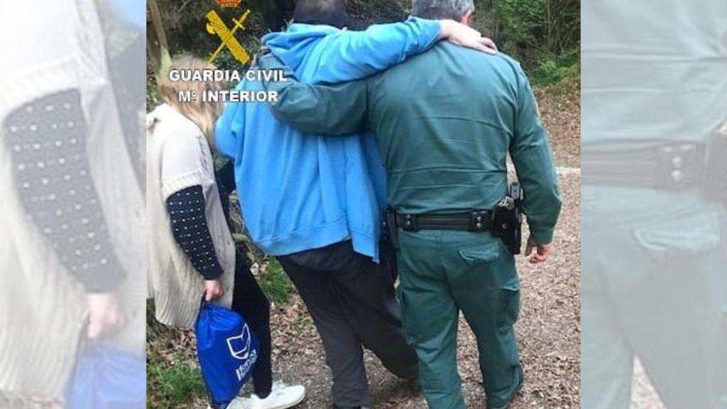 Senderista auxiliado por el Seprona en las Fragas do Eume