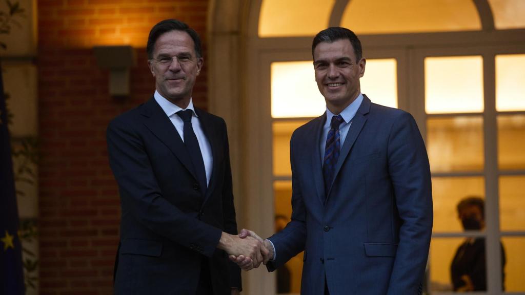 El presidente del Gobierno, Pedro Sánchez (d), recibe al primer ministro de Países Bajos, Mark Rutte (i), en el Palacio de la Moncloa el 30 de marzo.