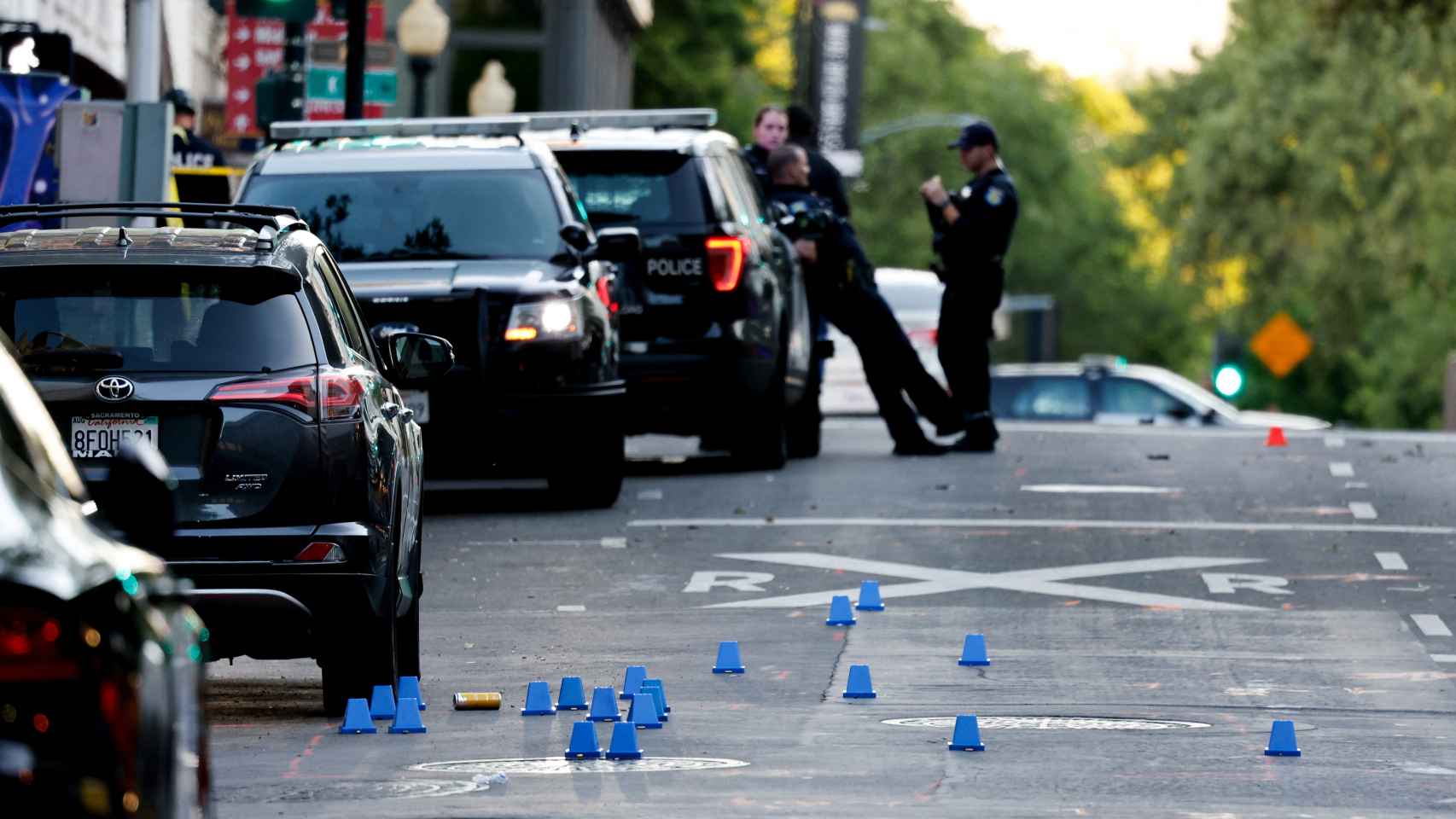 Señales de evidencias puestas por la policía en la zona del tiroteo en Sacramento.