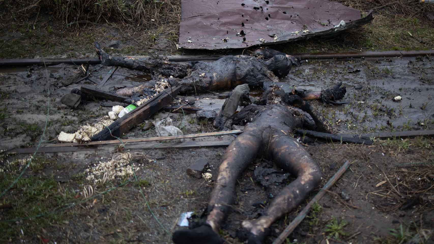 Dos cadáveres en Bucha, Kiev.