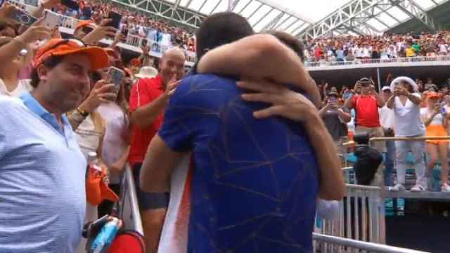 Carlos Alcaraz se abraza con Juan Carlos Ferrero