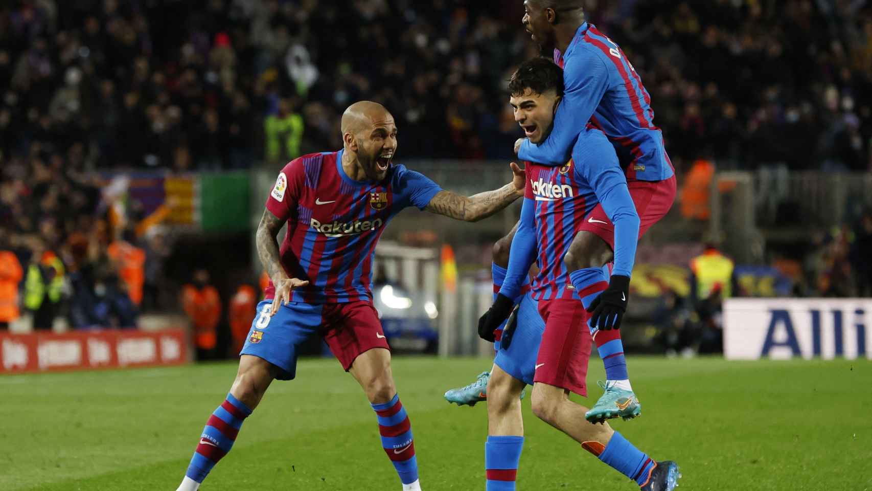 Pedri celebra su gol con el Barça junto a Dani Alves y Dembélé
