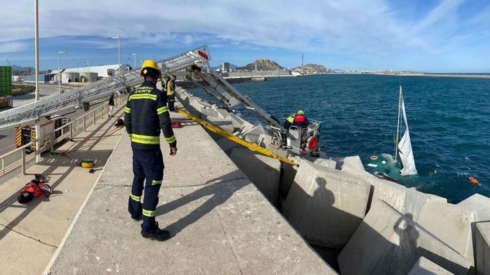 Los bomberos del Ayuntamiento de Alicante en el rescate de dos personas tras naufragar su velero.
