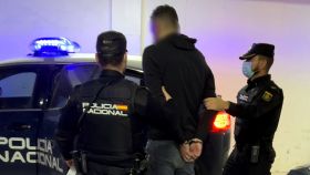 La Policía Nacional detiene en Dénia a un presunto estafador de videoconsolas que además pedía relaciones sexuales.