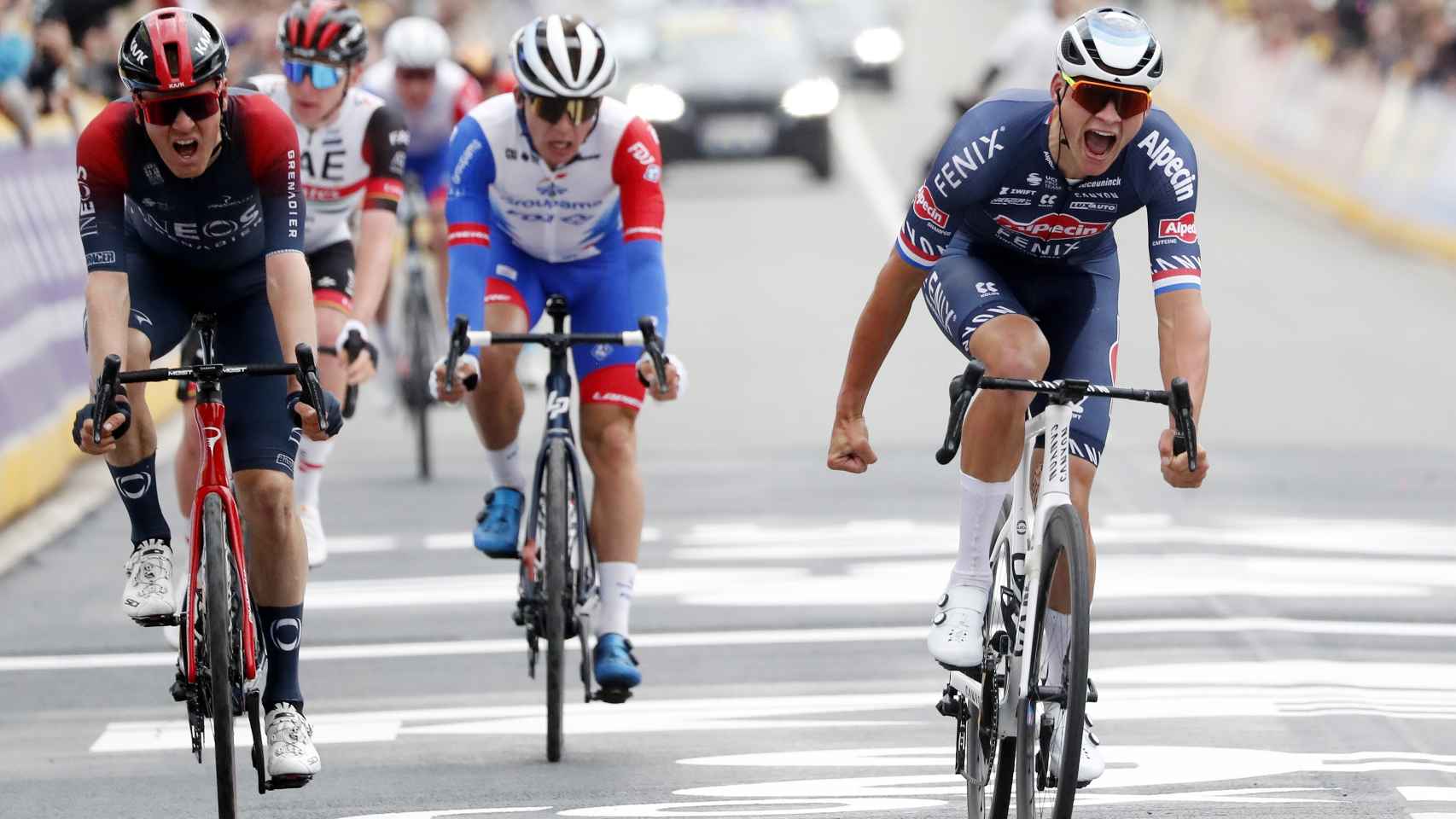 Mathieu Van der Poel celebra su victoria en el Tour de Flandes 2022 por delante de Van Baarle, Madouas y Pogacar