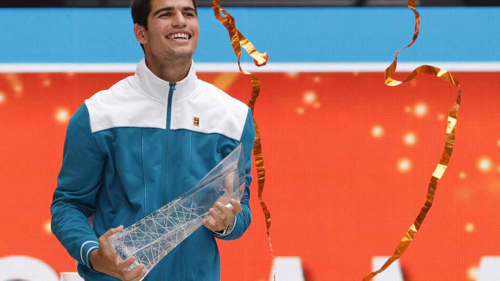 Carlos Alcaraz con su título de campeón en el Masters de Miami