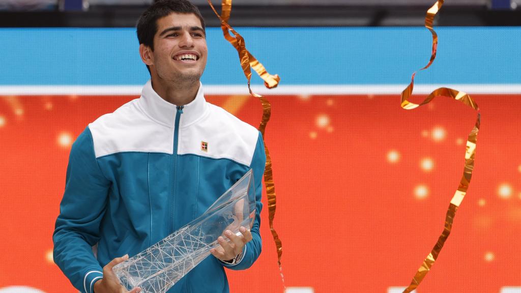 Carlos Alcaraz con su título de campeón en el Masters de Miami