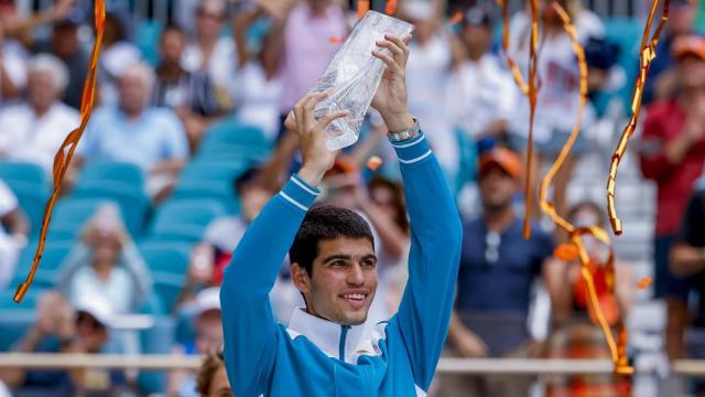 Alcaraz, con el título de campeón de Miami.