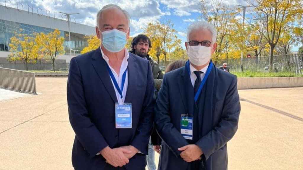 El ministro, junto a González Pons, en el Congreso del PP en Sevilla.