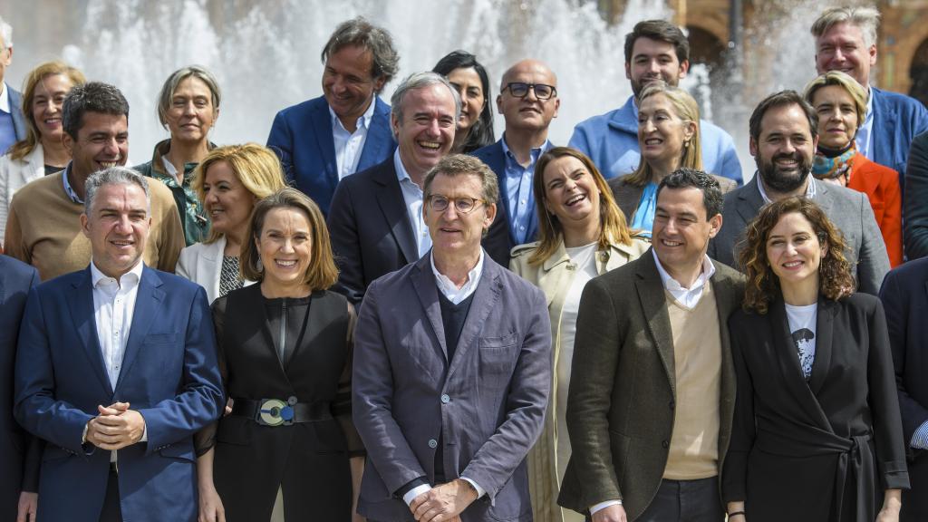 El nuevo líder del PP, Alberto Núñez Feijóo (c), los nuevos número tres en la estructura nacional del PP, Elías Bendodo (i), y secretaria general del partido, Cuca Gamarra (2i), y los presidentes de Andalucía, Juanma Moreno (2d) y de Madrid, Isabel Díaz Ayuso (d), en la fotografía de familia del nuevo Comité Ejecutivo Nacional del partido tras su elección como presidente, que ha tenido lugar en la Plaza de España de Sevilla.