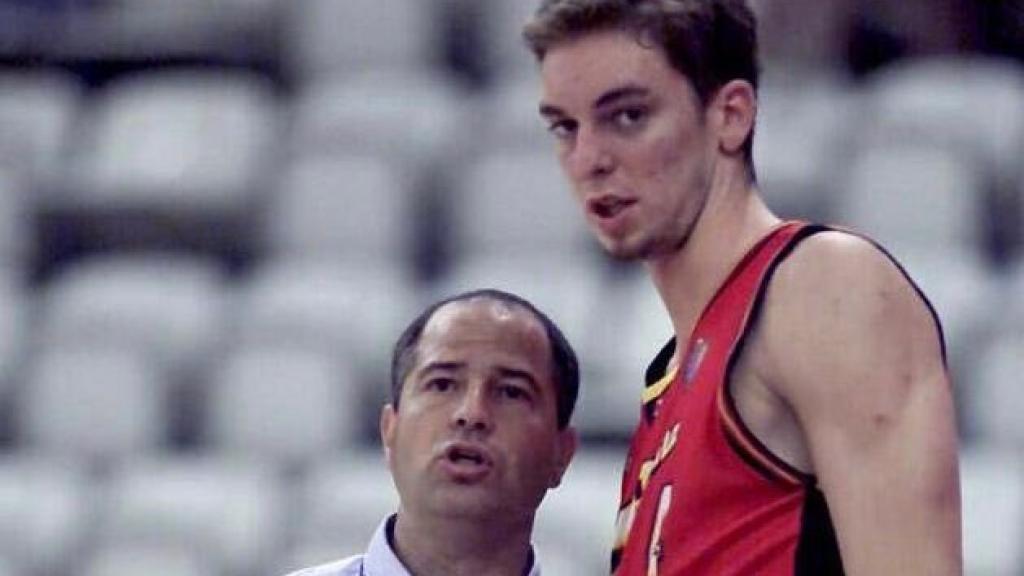 Imagen colgada por Pau Gasol en su cuenta oficial de Twitter junto a Javier Imbroda.