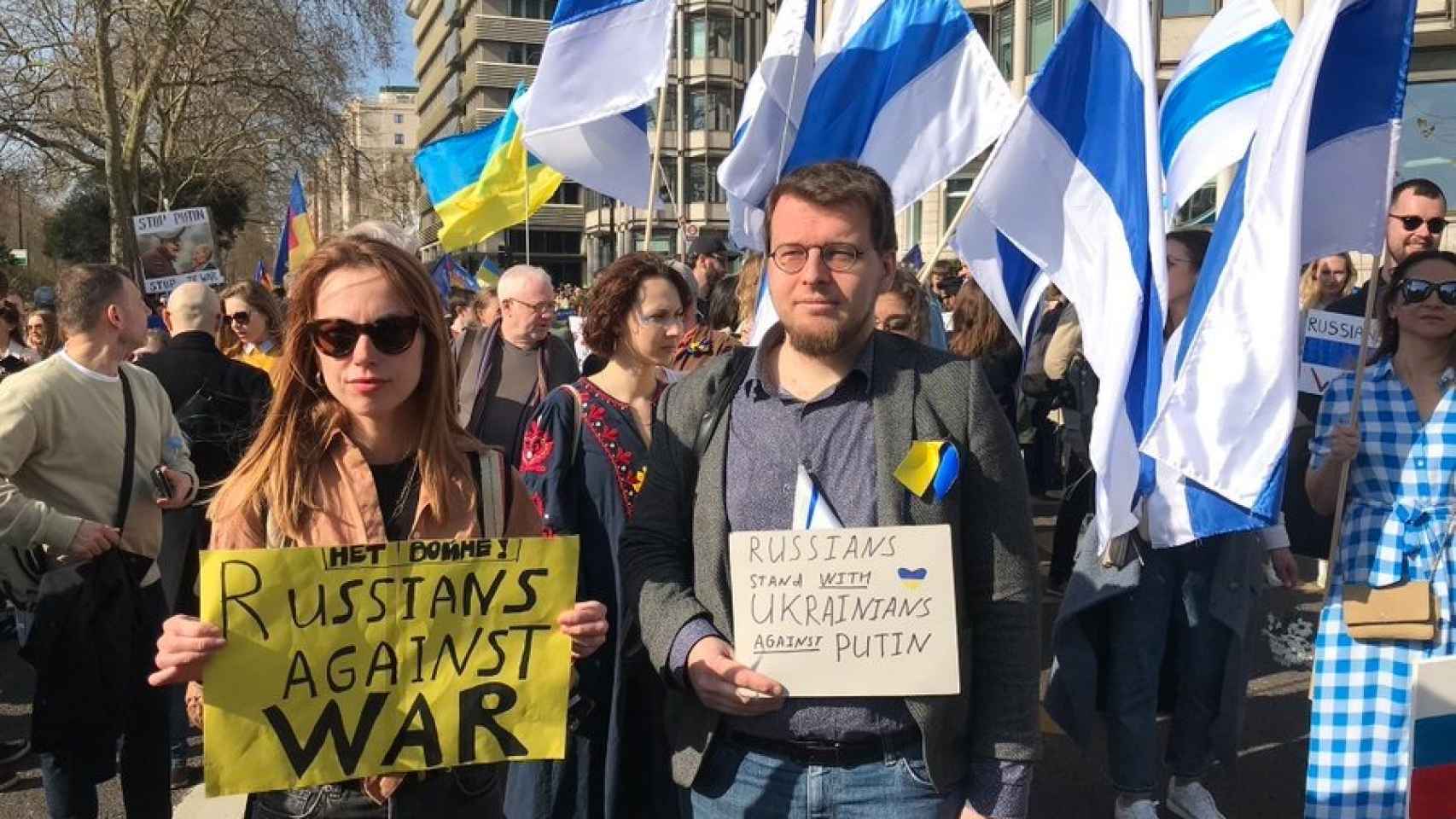 Ciudadanos rusos se manifiestan contra la guerra en Ucrania con la nueva bandera.