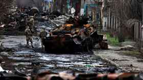 Un soldado toma una fotografía en la devastada ciudad de Bucha, en la región de Kiev.