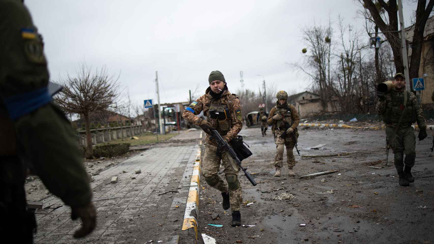 Soldados ucranianos cerca del puente que separa a Bucha de Irpín, Kiev, este sábado.