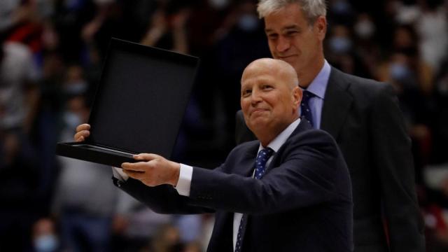 Javier Imbroda, recibiendo una placa de homenaje en febrero de este año.