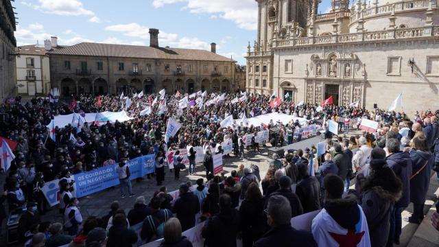 Manifestantes protestan en contra de la subida de los precios de la luz, en la Plaza da Quintana