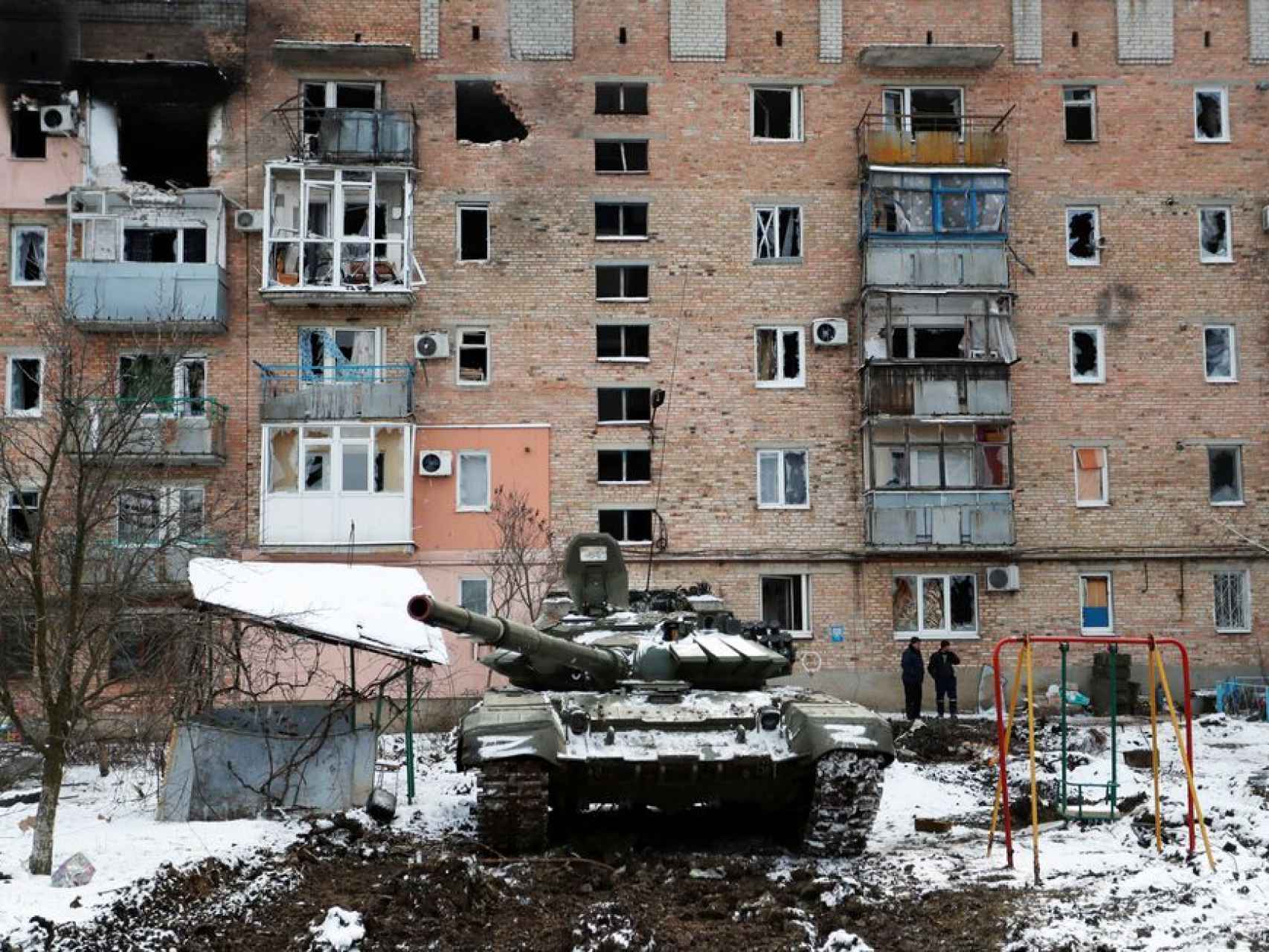 Un tanque ruso con la Z marcada en la ciudad de Volnovakha, Ucrania.