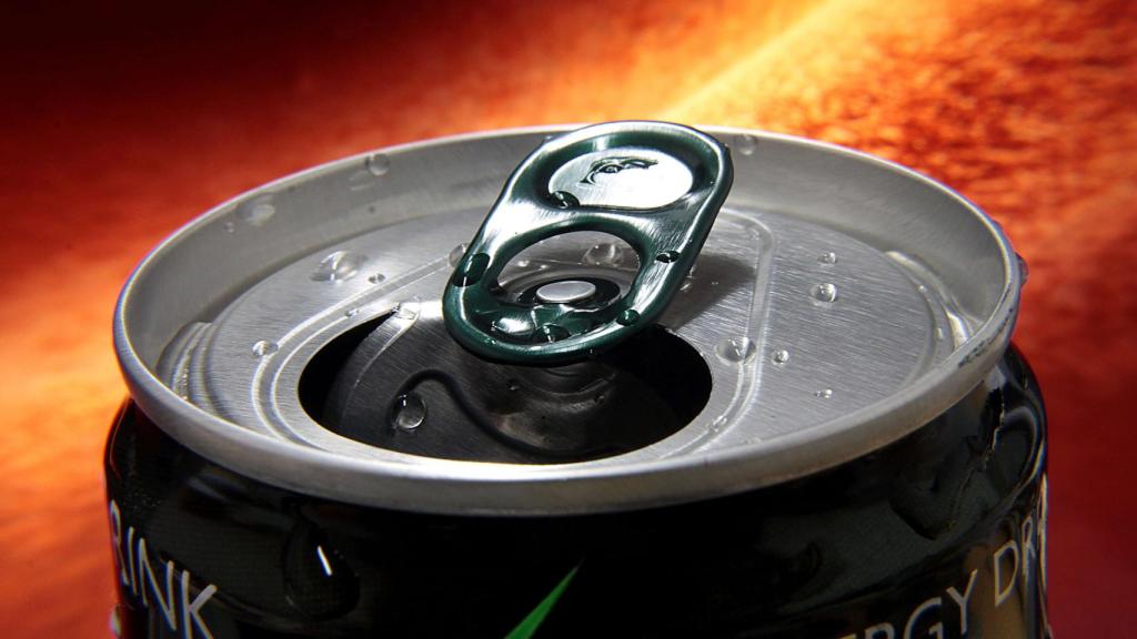 A pesar de ser muy populares, las bebidas energéticas son son lo más recomendable para mantenernos con energía.