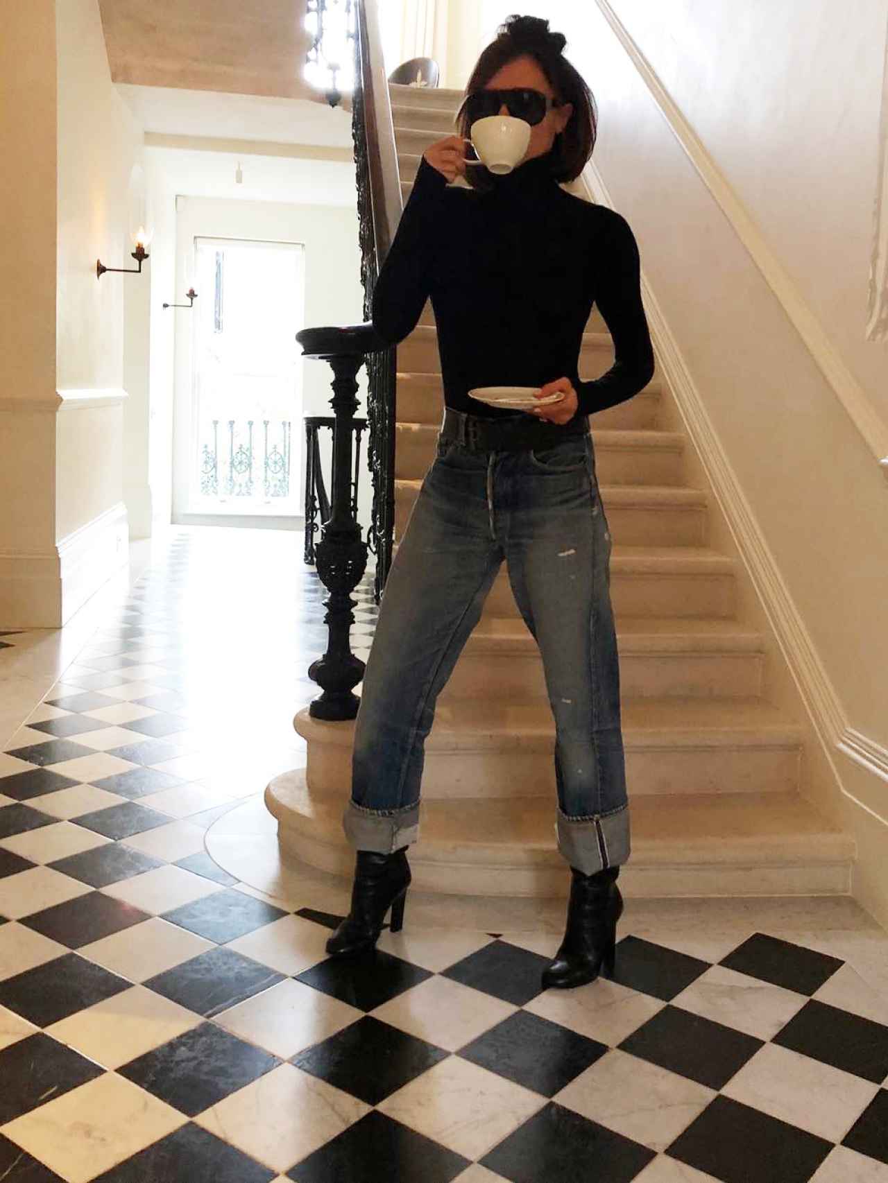 Victoria Beckham, en el interior de su casa, junto a las escaleras de mármol.