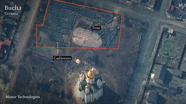 Fosa común con decenas de cadáveres en Bucha, Ucrania.  Satellite image Maxar Technologies