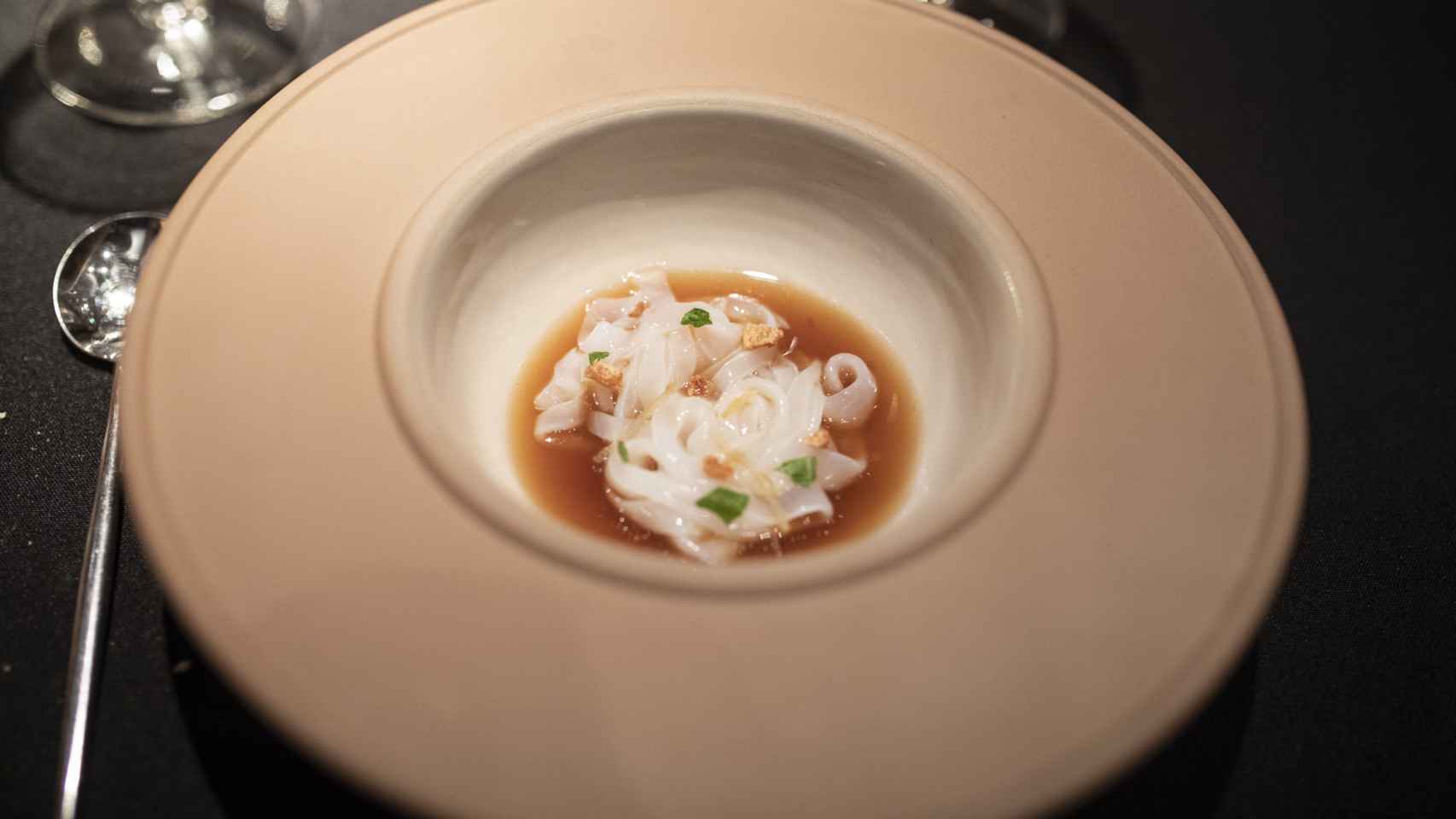 Tallarines de calamar con un toque picante y caldo de chipirón: uno de los platos del menú 'Temporada y Evolución'