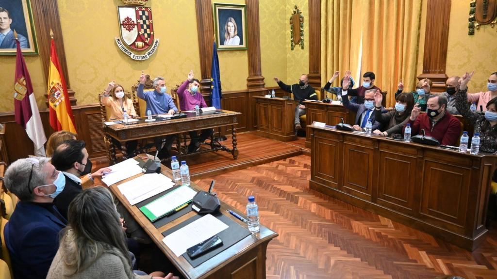 Un instante del pleno celebrado en el Ayuntamiento de Valdepeñas.