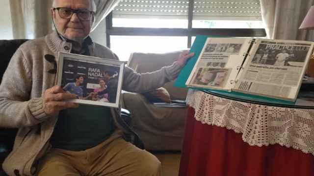 Carlos Alcaraz, abuelo del tenista Carlos Alcaraz, en el salón de su casa de El Palmar, mostrando un álbum con recortes de prensa sobre los éxitos de su nieto.