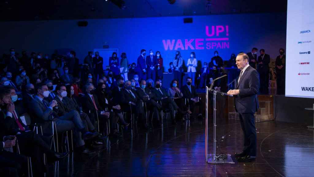 Pedro J. durante su intervención en la apertura del foro económico ante la atenta mirada de políticos y empresarios. Foto: Esteban Palazuelos.