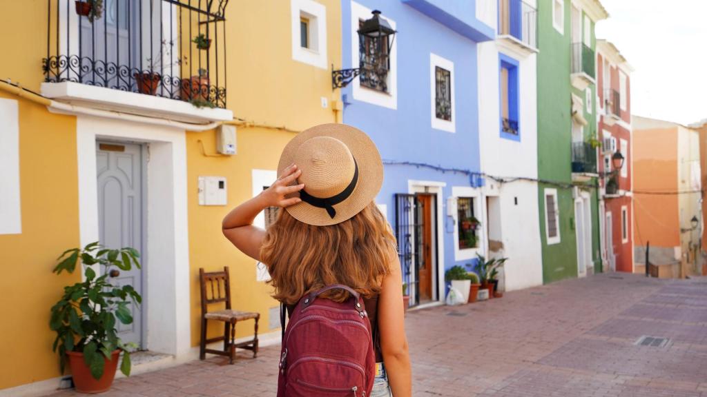 Imagen de archivo de una turista que pasea por Villajoyosa, Alicante.