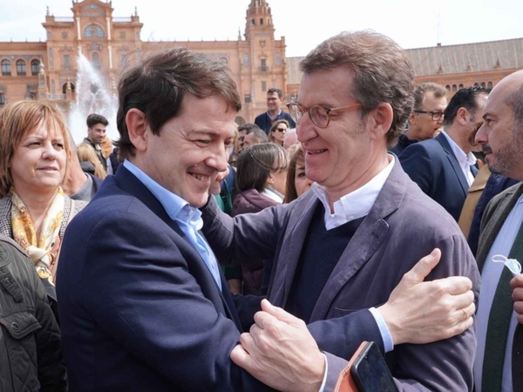 El presidente en funciones, Alfonso Fernández Mañueco, y el nuevo líder del PP, Alberto Núñez Feijóo, se saludan en Sevilla tras la reunión del Comité Ejecutivo Nacional, el pasado domingo.
