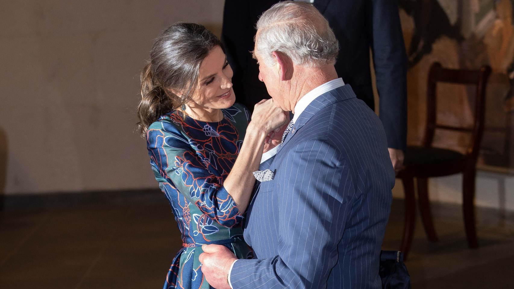 El príncipe Carlos y Letizia se intercambiaron varios gestos de cariño, demostrando la buena relación que existe entre ambas familias.