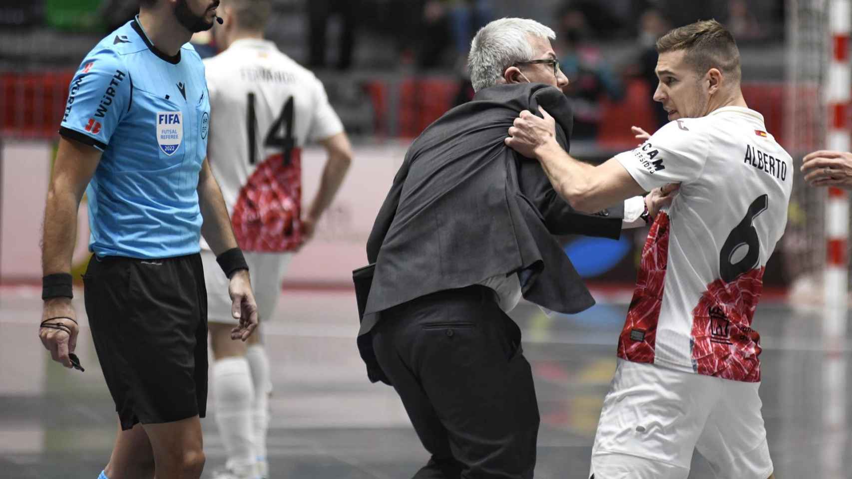 Alberto, jugador de ElPozo Murcia, siendo sujetado en sus protestas al árbitro