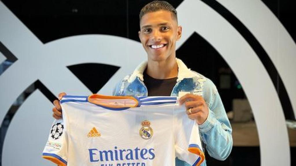 Vinicius Tobías, posando con la camiseta del Real Madrid tras su fichaje. Foto: Instagram (@vinicius_04ofc)