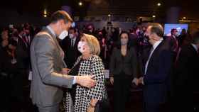 Pedro Sánchez saluda a Esther Esteban, presidenta ejecutiva de EL ESPAÑOL - EL DIGITAL CLM.