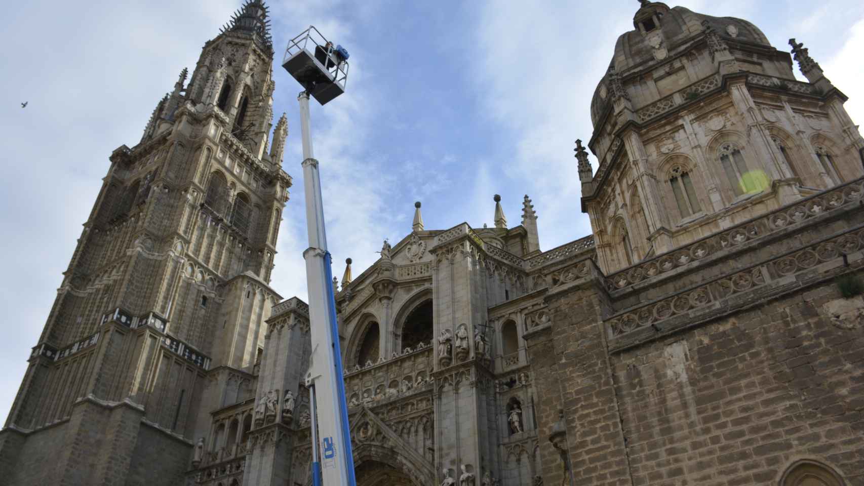 La plataforma del nuevo camión del Ayuntamiento de Toledo alcanza 20 metros de altura.