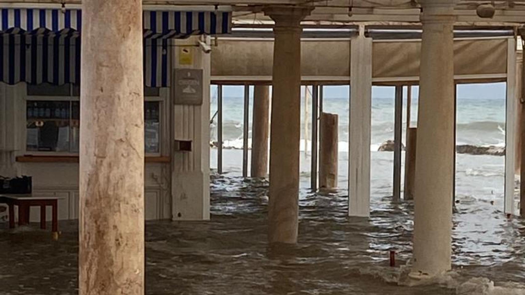 El Balneario, inundado: el temporal castiga los Baños del Carmen, en Málaga