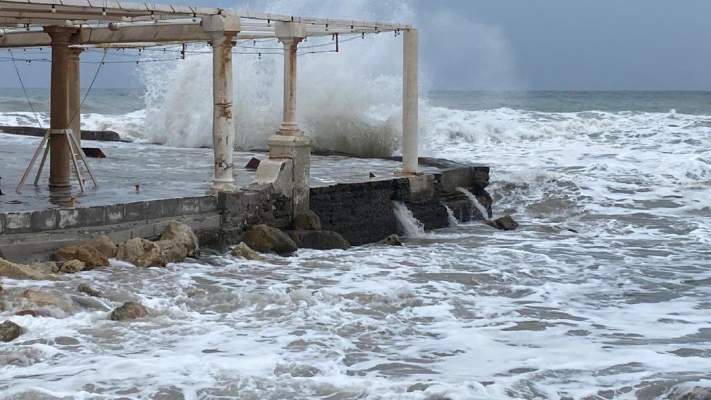 El Balneario, inundado: el temporal castiga los Baños del Carmen, en Málaga