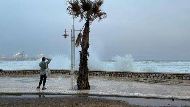 El temporal arrasa a pie de playa en Málaga