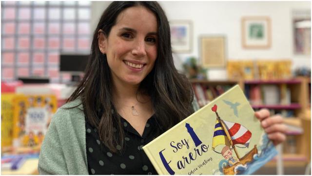 Laura posa con un ejemplar de ‘Soy farero’.