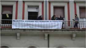 Pancarta reivindicativa en el concello.