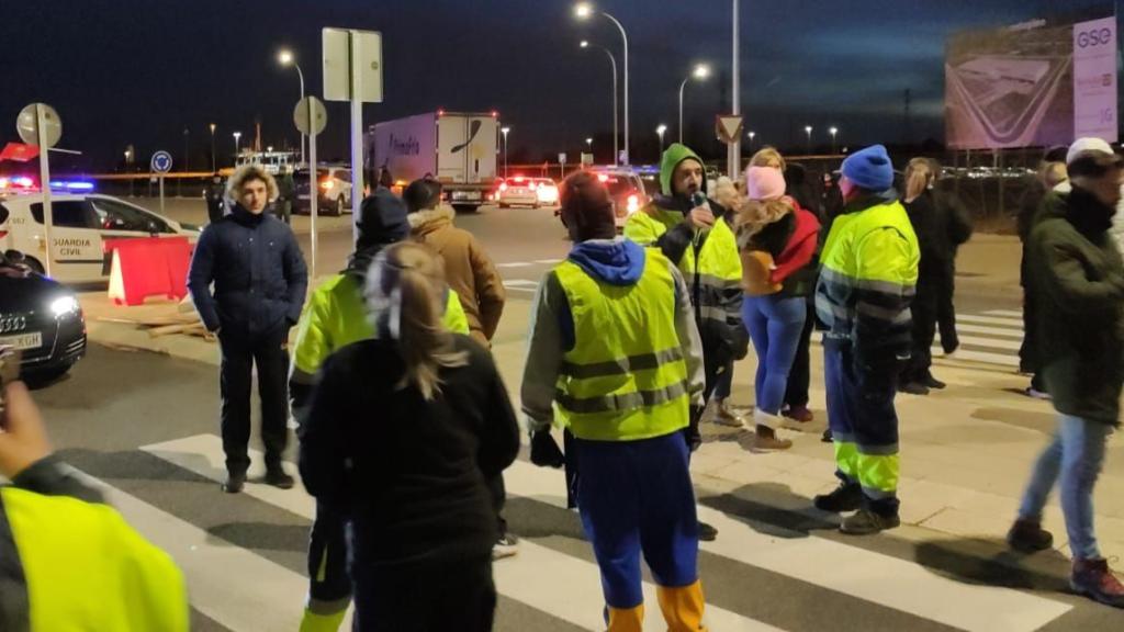 Un piquete preparado para informar sobre la huelga.