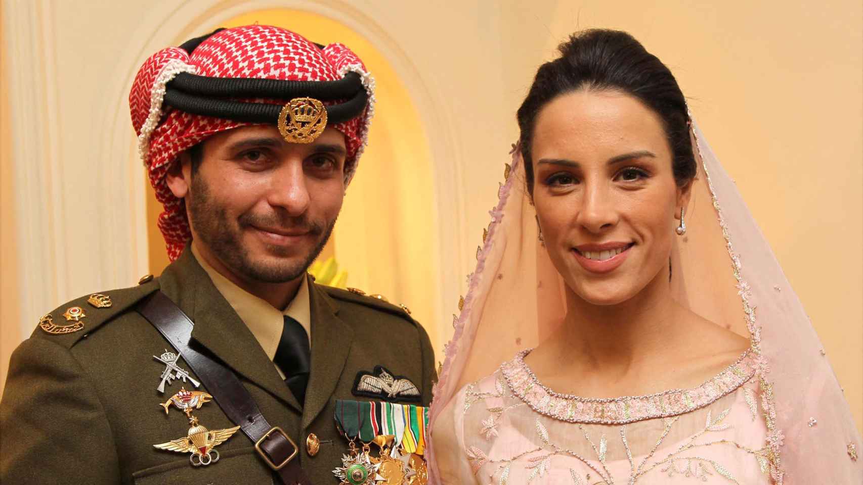 El prícnipe Hamzah y su esposa, Basma Bani Ahmad Al-Atoum, el día de su boda.