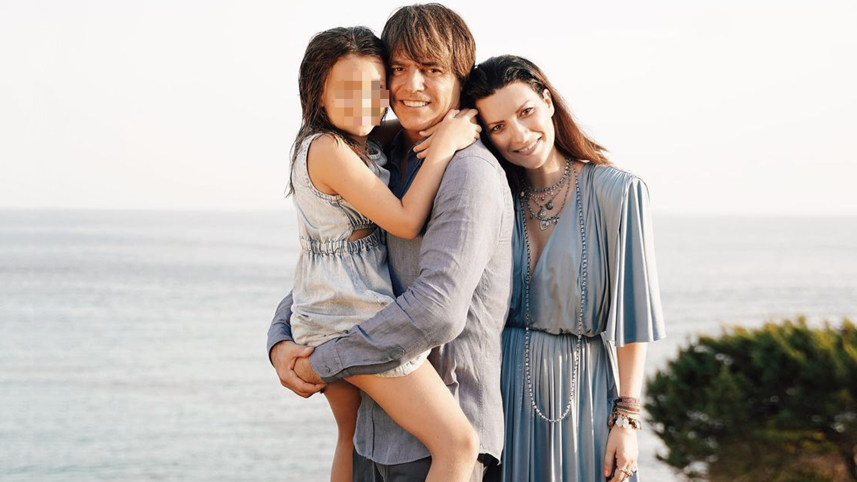 Laura Pausini junto a su pareja, Paolo Carta, y su hija en común, Paola | Foto: IG @laurapausini